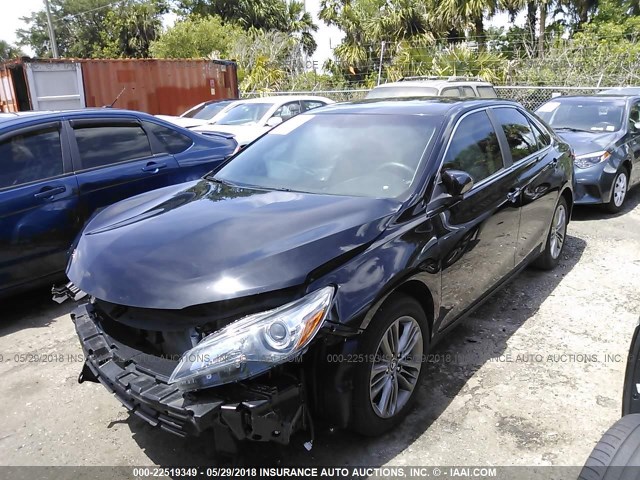 4T1BF1FK7FU073871 - 2015 TOYOTA CAMRY LE/XLE/SE/XSE შავი ფოტო 2