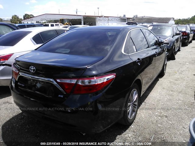4T1BF1FK7FU073871 - 2015 TOYOTA CAMRY LE/XLE/SE/XSE შავი ფოტო 4