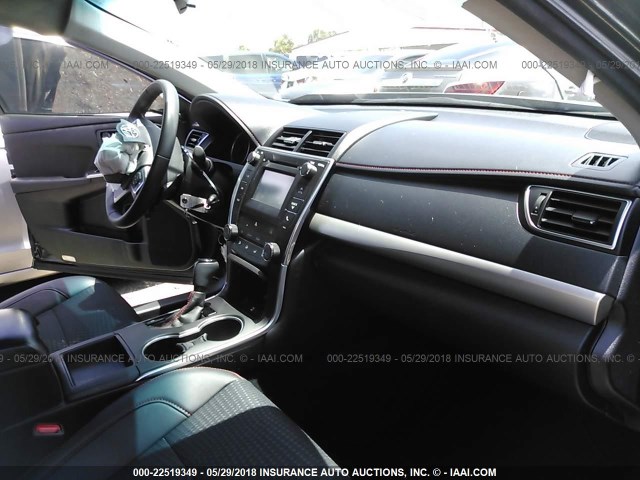 4T1BF1FK7FU073871 - 2015 TOYOTA CAMRY LE/XLE/SE/XSE შავი ფოტო 5