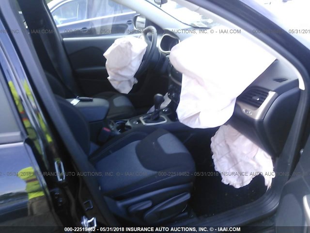 1C4PJMCB5JD555570 - 2018 JEEP CHEROKEE LATITUDE Czarny zdjęcie 5