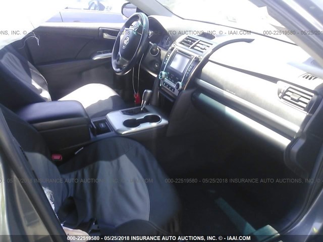 4T1BF1FK2EU356144 - 2014 TOYOTA CAMRY L/SE/LE/XLE 灰色 照片 5