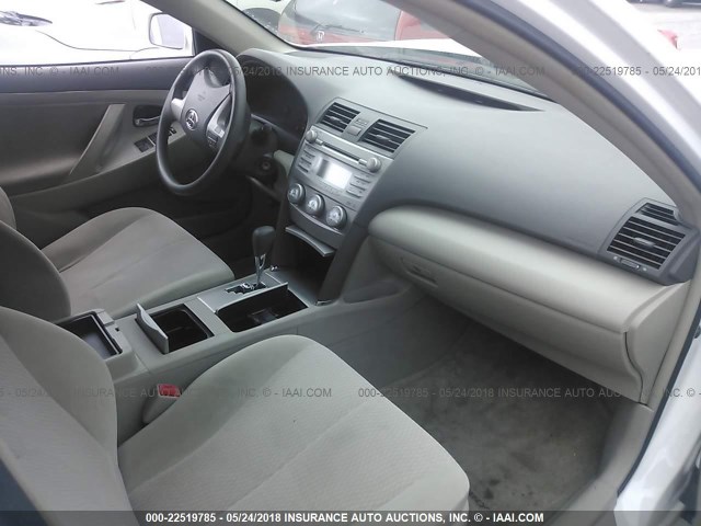 4T4BF3EK1BR087990 - 2011 TOYOTA CAMRY SE/LE/XLE თეთრი ფოტო 5