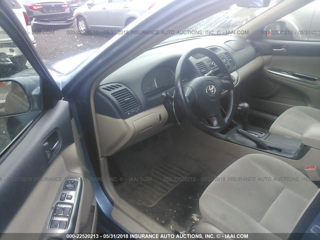 4T1BE32K52U620490 - 2002 TOYOTA CAMRY LE/XLE/SE ლურჯი ფოტო 5