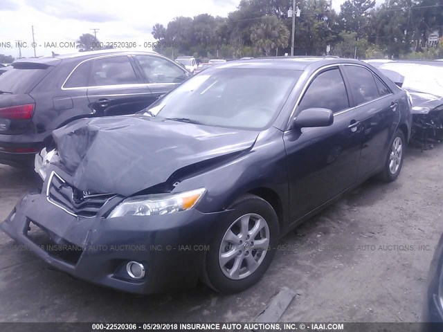4T1BF3EK2BU639880 - 2011 TOYOTA CAMRY SE/LE/XLE 灰色 照片 2