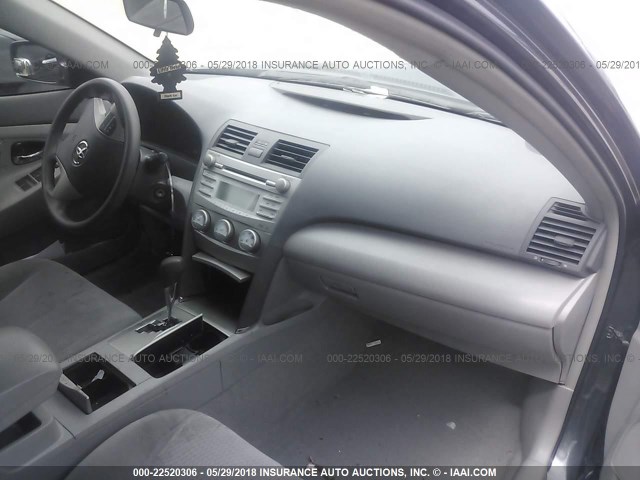 4T1BF3EK2BU639880 - 2011 TOYOTA CAMRY SE/LE/XLE 灰色 照片 5
