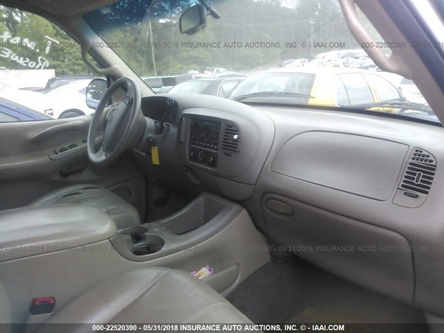 1FMRU15L7YLA90242 - 2000 FORD EXPEDITION XLT თეთრი ფოტო 5