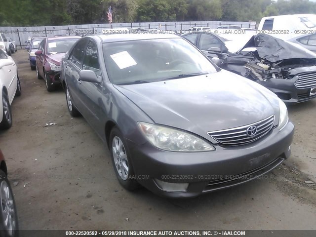 4T1BF30K95U599180 - 2005 TOYOTA CAMRY LE/XLE/SE ნაცრისფერი ფოტო 1
