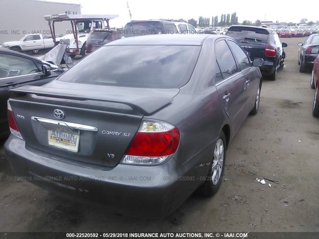 4T1BF30K95U599180 - 2005 TOYOTA CAMRY LE/XLE/SE ნაცრისფერი ფოტო 4