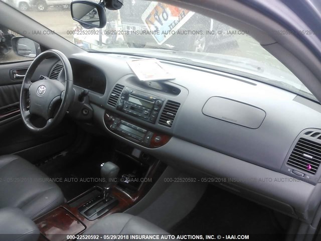 4T1BF30K95U599180 - 2005 TOYOTA CAMRY LE/XLE/SE ნაცრისფერი ფოტო 5
