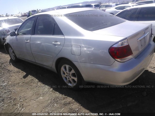 4T1BF30K45U093837 - 2005 TOYOTA CAMRY LE/XLE/SE Gümüş foto 3
