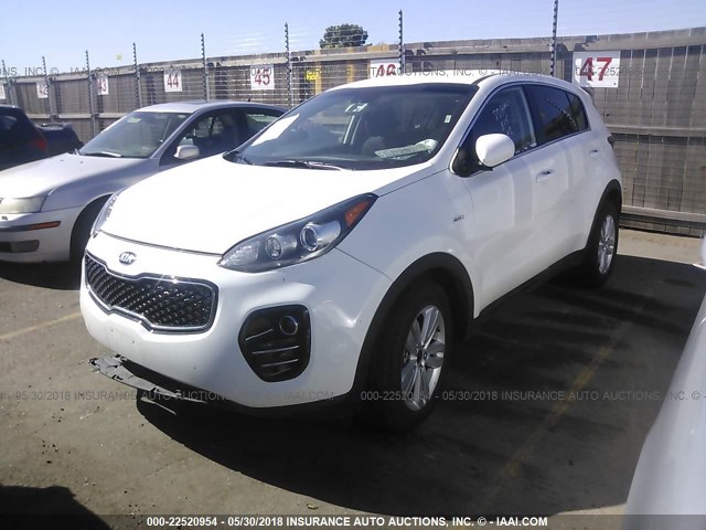 KNDPMCAC1J7332812 - 2018 KIA SPORTAGE LX WHITE photo 2