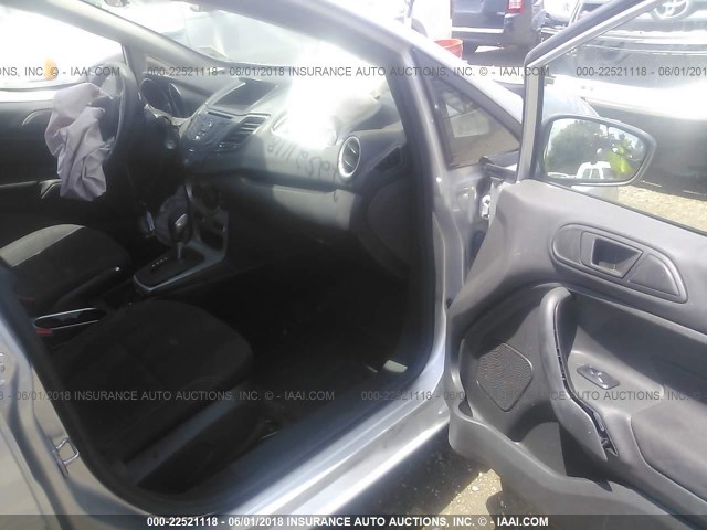 3FADP4BJ9HM144364 - 2017 FORD FIESTA SE SILVER photo 5