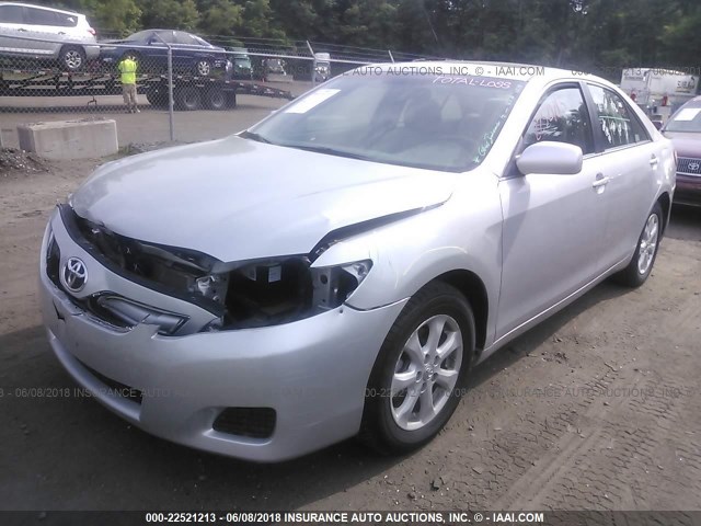4T1BF3EK5BU207915 - 2011 TOYOTA CAMRY SE/LE/XLE SILVER photo 2