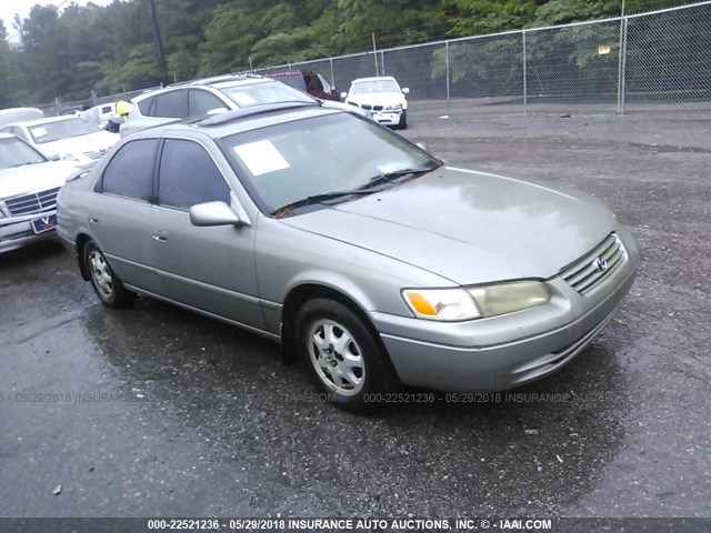 JT2BG28K5X0318429 - 1999 TOYOTA CAMRY LE/XLE BEIGE photo 1