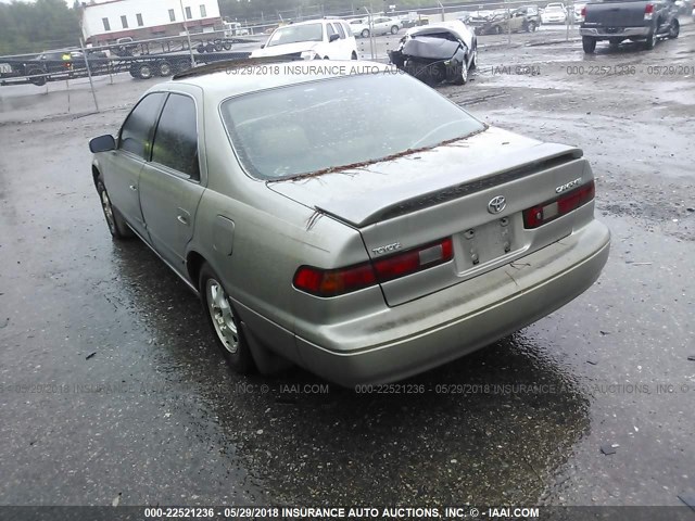 JT2BG28K5X0318429 - 1999 TOYOTA CAMRY LE/XLE BEIGE photo 3