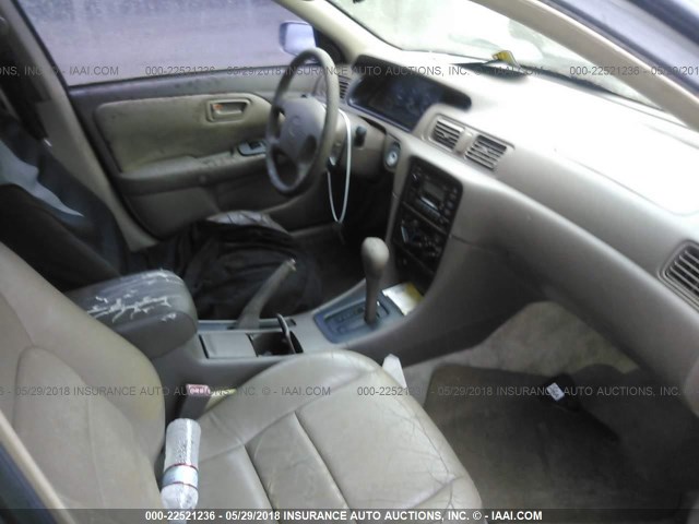 JT2BG28K5X0318429 - 1999 TOYOTA CAMRY LE/XLE BEIGE photo 5