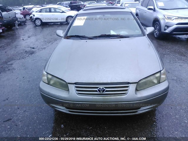JT2BG28K5X0318429 - 1999 TOYOTA CAMRY LE/XLE BEIGE photo 6