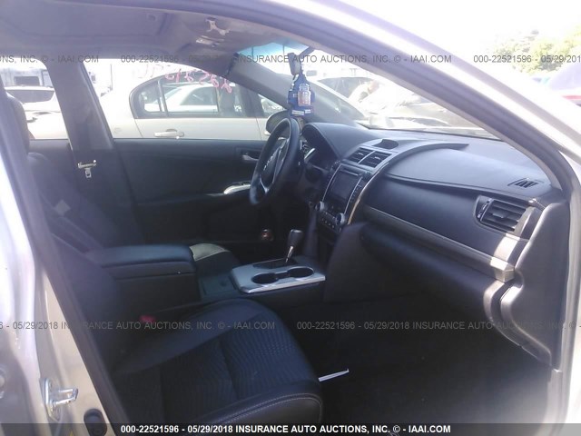 4T1BF1FK3CU132877 - 2012 TOYOTA CAMRY SE/LE/XLE 银色 照片 5