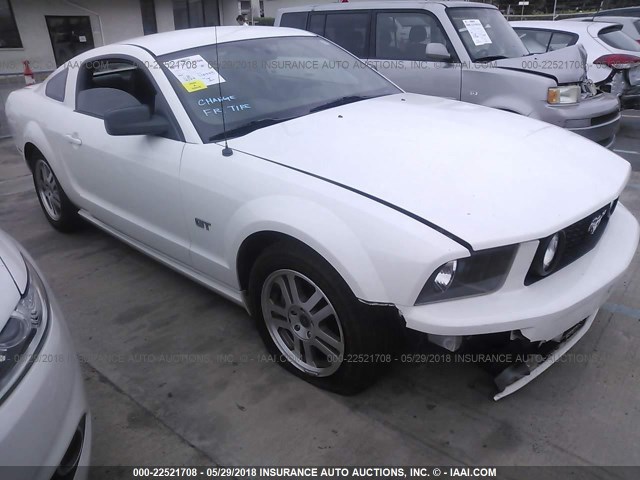 1ZVFT82H455119017 - 2005 FORD MUSTANG GT WHITE photo 1