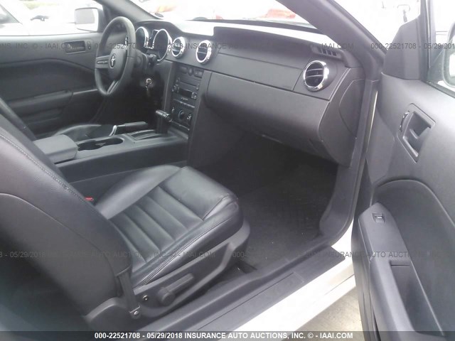 1ZVFT82H455119017 - 2005 FORD MUSTANG GT WHITE photo 5