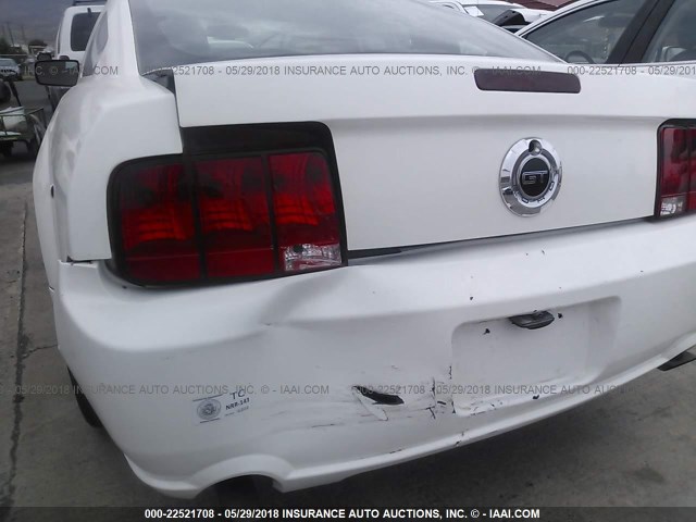 1ZVFT82H455119017 - 2005 FORD MUSTANG GT WHITE photo 6