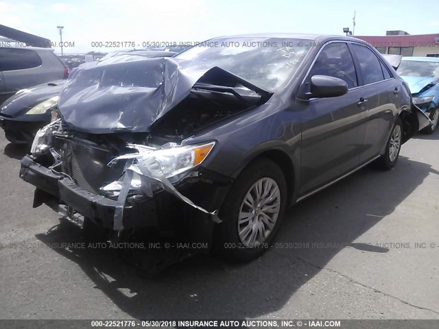 4T1BF1FK3EU388911 - 2014 TOYOTA CAMRY L/SE/LE/XLE 灰色 照片 2
