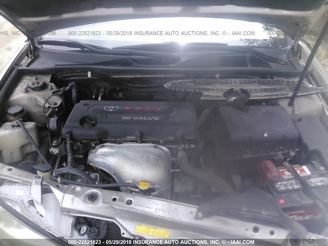 4T1BE32K42U013030 - 2002 TOYOTA CAMRY LE/XLE/SE ოქროსფერი ფოტო 10