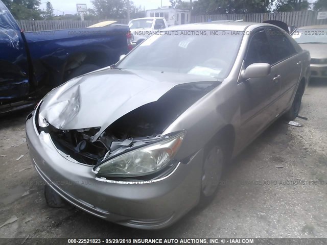 4T1BE32K42U013030 - 2002 TOYOTA CAMRY LE/XLE/SE ოქროსფერი ფოტო 2