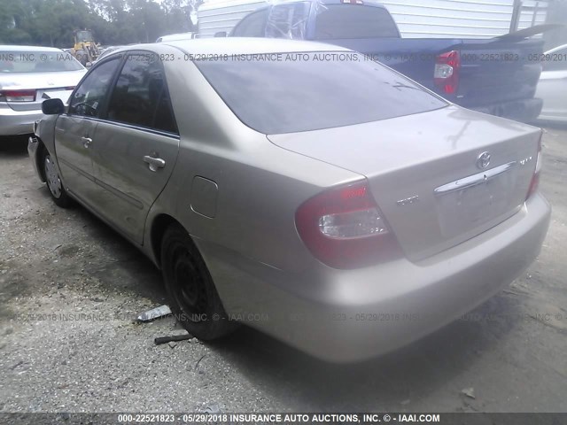 4T1BE32K42U013030 - 2002 TOYOTA CAMRY LE/XLE/SE ოქროსფერი ფოტო 3