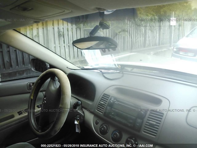4T1BE32K42U013030 - 2002 TOYOTA CAMRY LE/XLE/SE ოქროსფერი ფოტო 5