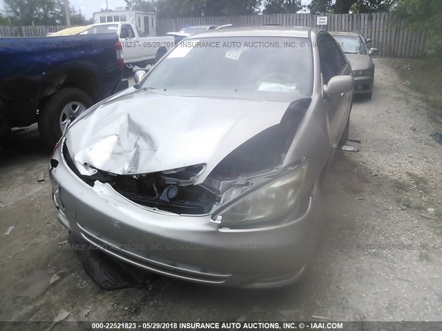 4T1BE32K42U013030 - 2002 TOYOTA CAMRY LE/XLE/SE ოქროსფერი ფოტო 6