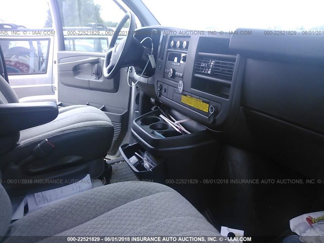 1GCSGAFX8E1112061 - 2014 CHEVROLET EXPRESS G1500  WHITE photo 5