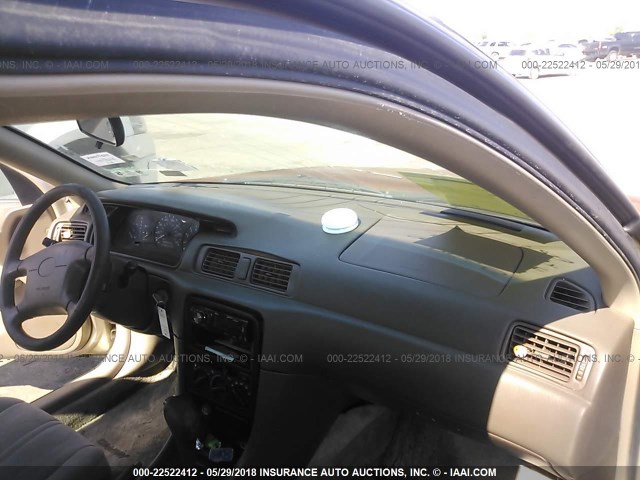 JT2BG22KXW0153372 - 1998 TOYOTA CAMRY CE/LE/XLE თაფლისფერი ფოტო 5