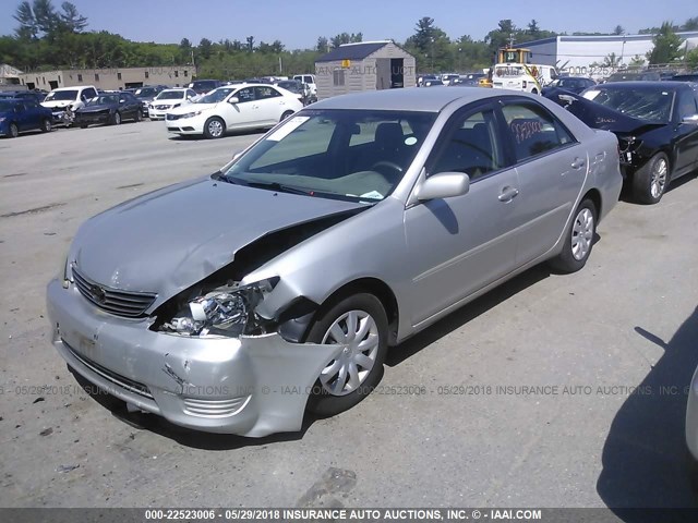 4T1BE32K75U537678 - 2005 TOYOTA CAMRY LE/XLE/SE ვერცხლისფერი ფოტო 2