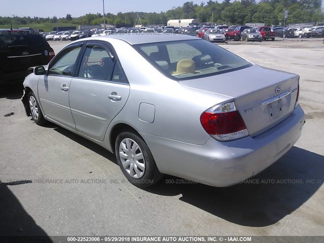 4T1BE32K75U537678 - 2005 TOYOTA CAMRY LE/XLE/SE ვერცხლისფერი ფოტო 3