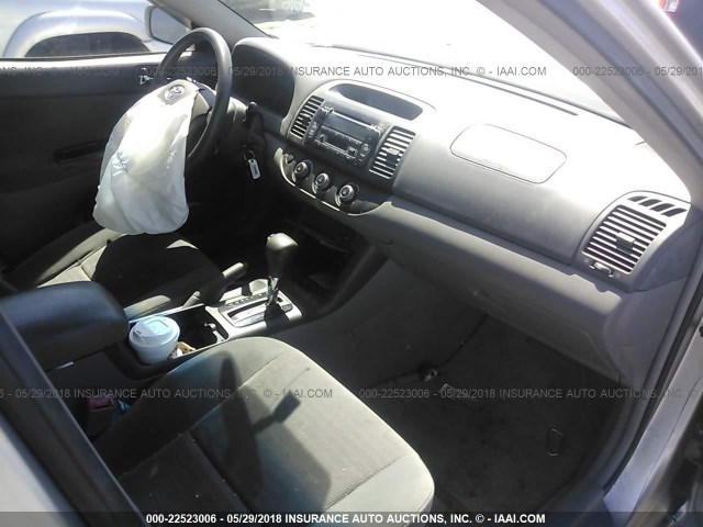 4T1BE32K75U537678 - 2005 TOYOTA CAMRY LE/XLE/SE ვერცხლისფერი ფოტო 5