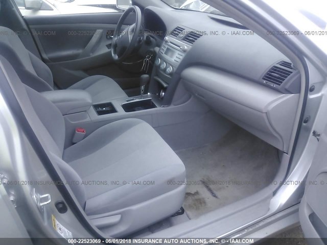 4T4BE46K59R135315 - 2009 TOYOTA CAMRY SE/LE/XLE SILVER photo 5
