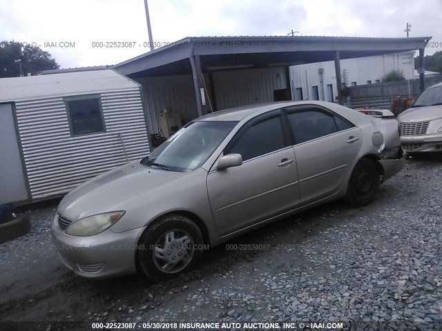 4T1BE32K75U067877 - 2005 TOYOTA CAMRY LE/XLE/SE ოქროსფერი ფოტო 2