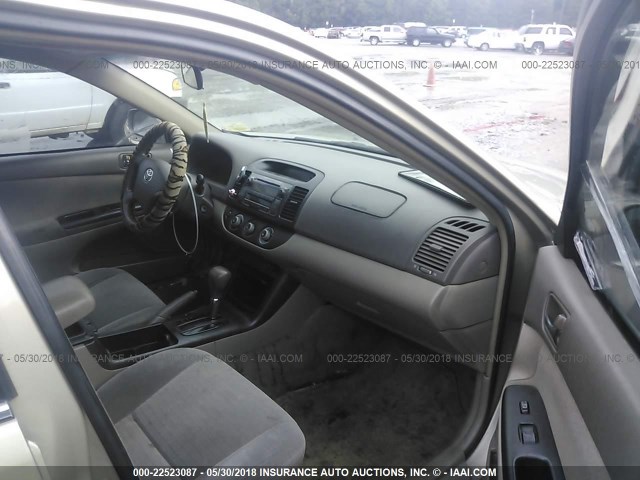 4T1BE32K75U067877 - 2005 TOYOTA CAMRY LE/XLE/SE ოქროსფერი ფოტო 5