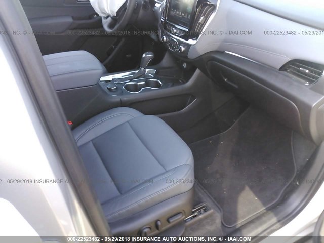 1GNEVJKW4JJ231159 - 2018 CHEVROLET TRAVERSE PREMIER SILVER photo 5