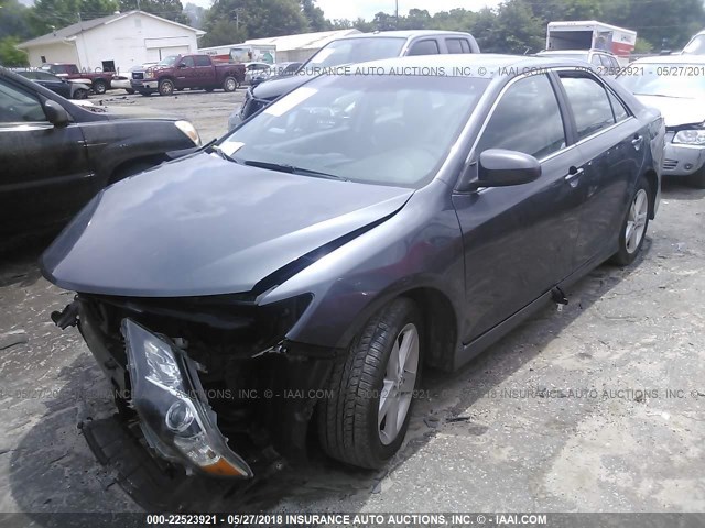 4T1BF1FK0CU082990 - 2012 TOYOTA CAMRY SE/LE/XLE GRAY photo 2