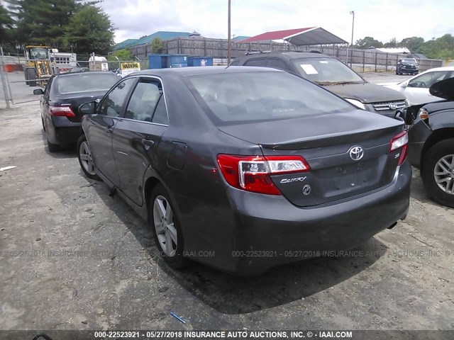 4T1BF1FK0CU082990 - 2012 TOYOTA CAMRY SE/LE/XLE 灰色 照片 3