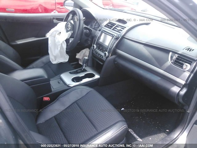 4T1BF1FK0CU082990 - 2012 TOYOTA CAMRY SE/LE/XLE 灰色 照片 5