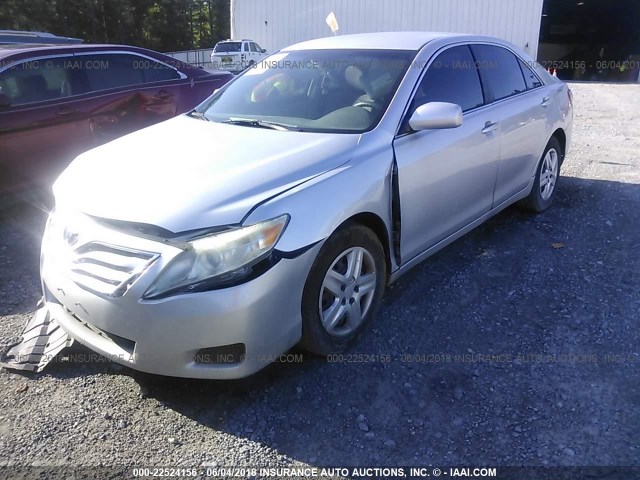 4T1BF3EK9AU103183 - 2010 TOYOTA CAMRY SE/LE/XLE SILVER photo 2