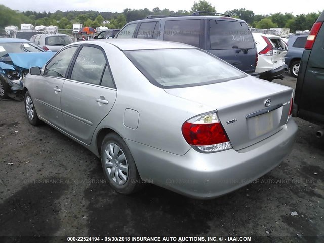 4T1BE32K95U515312 - 2005 TOYOTA CAMRY LE/XLE/SE ვერცხლისფერი ფოტო 3