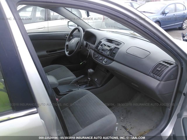 4T1BE32K95U515312 - 2005 TOYOTA CAMRY LE/XLE/SE ვერცხლისფერი ფოტო 5