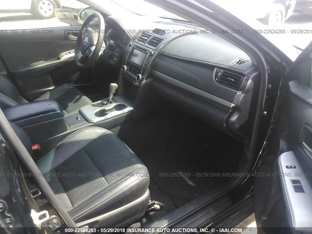 4T1BF1FK3EU439422 - 2014 TOYOTA CAMRY L/SE/LE/XLE შავი ფოტო 5