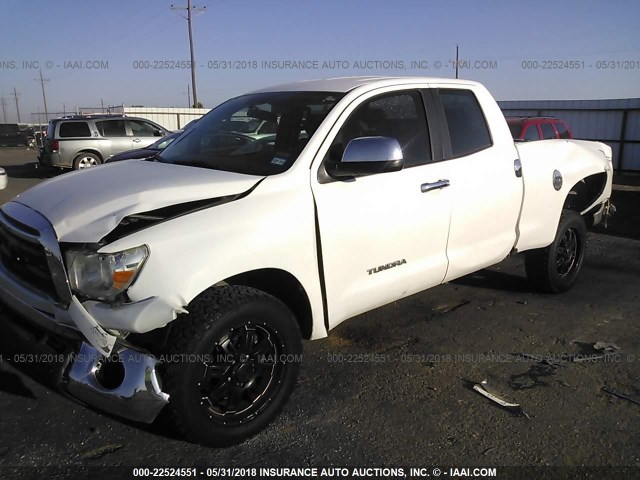 5TFRM5F10AX017253 - 2010 TOYOTA TUNDRA DOUBLE CAB SR5 WHITE photo 2