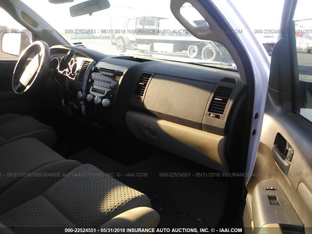 5TFRM5F10AX017253 - 2010 TOYOTA TUNDRA DOUBLE CAB SR5 WHITE photo 5