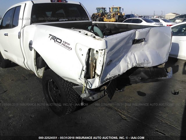 5TFRM5F10AX017253 - 2010 TOYOTA TUNDRA DOUBLE CAB SR5 WHITE photo 6